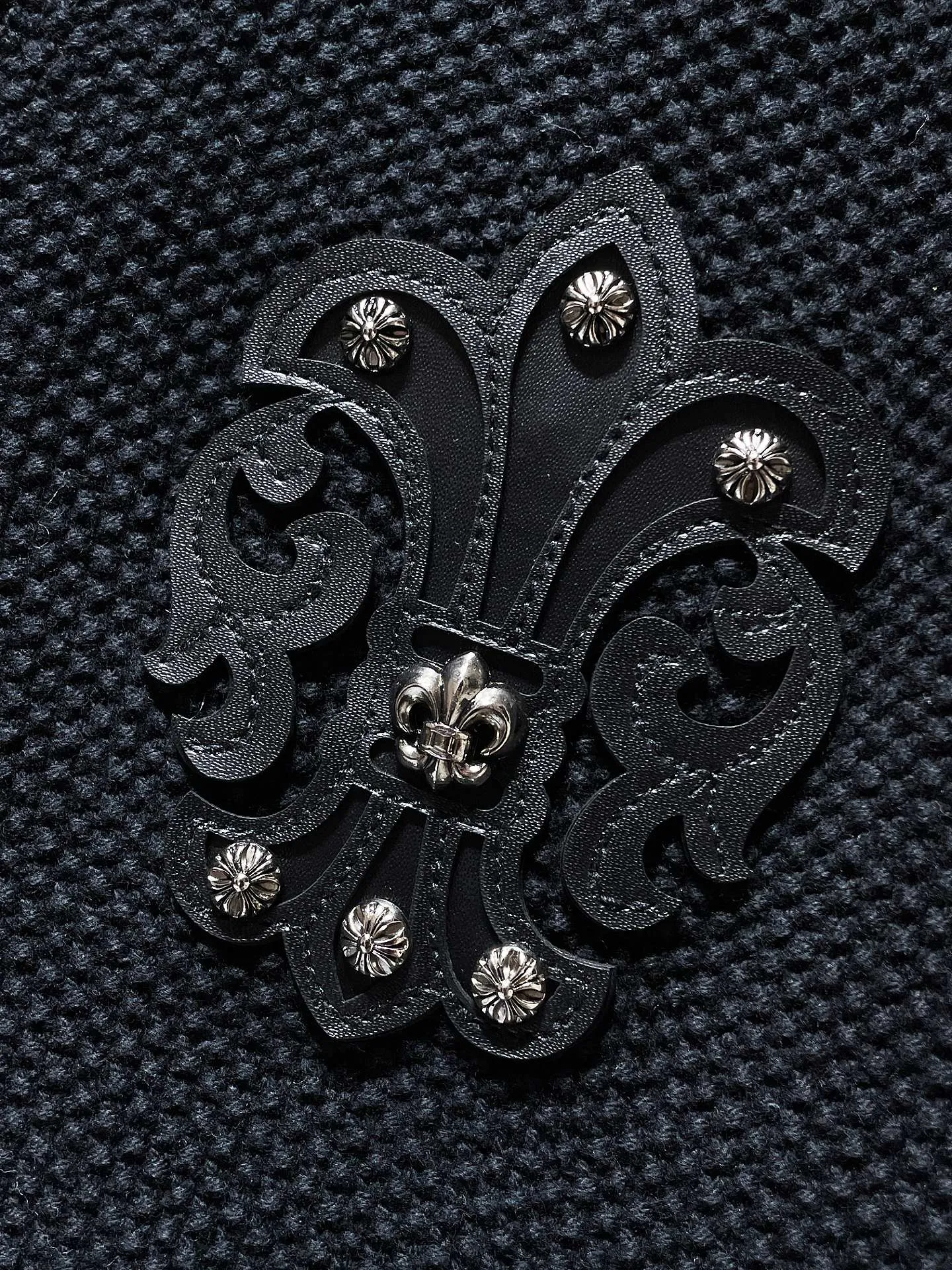 P276 Chrome Hearts 🍁Autumn and winter sweater series🍁 Crow embroidered holey loose Korean sweater Selected high-quality pure cotton high-weight knitted Customized Chrome Hearts hardware buttons ➕ Leather label embroidery on the chest Using Tajima machine embroidery technology Non-commercial version A must-have for fashionable high-street men and women 🌈Recommended colors: black white 🌈 Sizes: S, M, L, XL